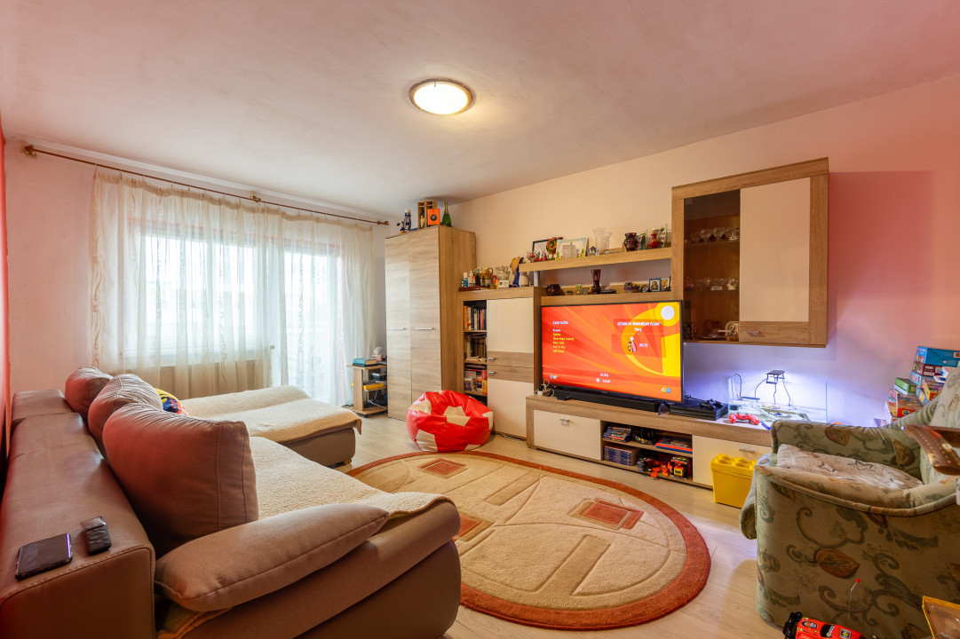 Apartament 4 camere, 2 balcoane, Etaj intermediar - Strada Carpatilor