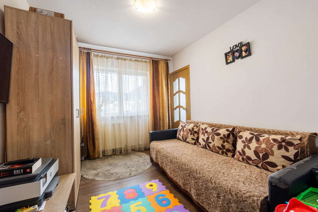 Apartament 4 camere, 2 balcoane, Etaj intermediar - Strada Carpatilor