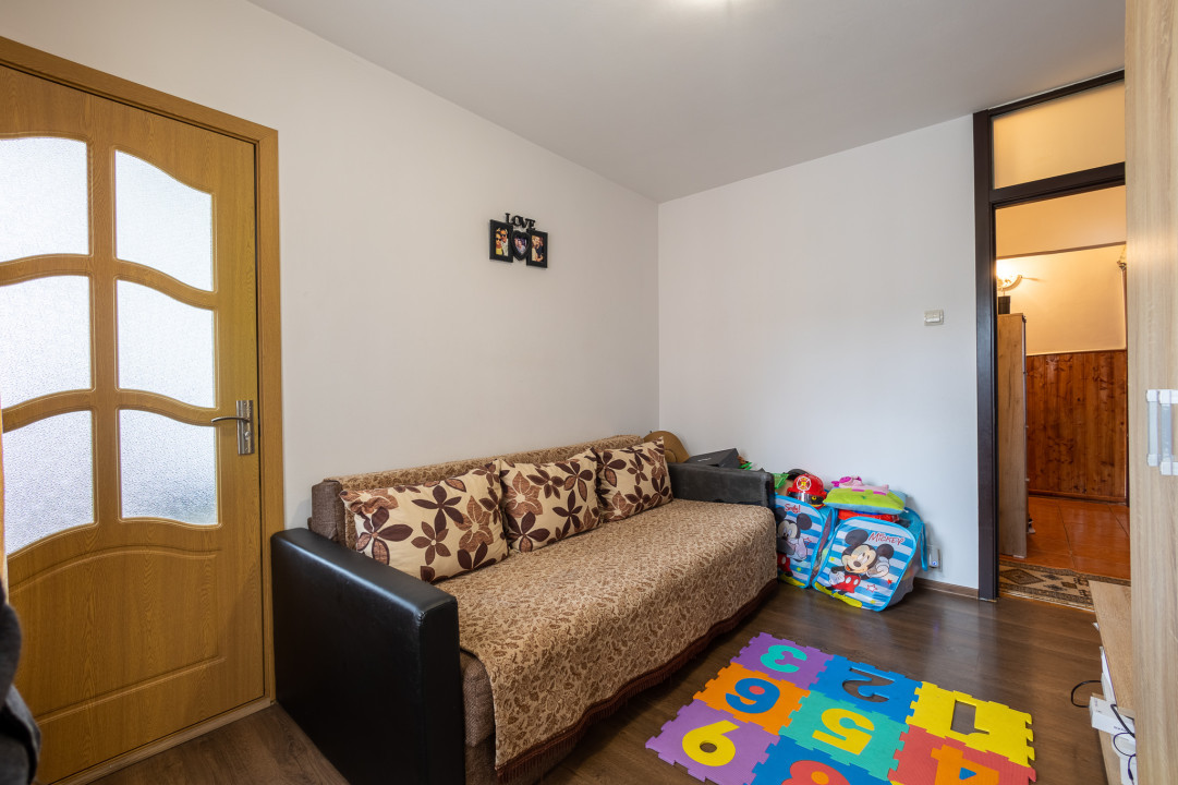 Apartament 4 camere, 2 balcoane, Etaj intermediar - Strada Carpatilor