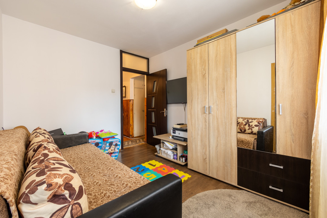 Apartament 4 camere, 2 balcoane, Etaj intermediar - Strada Carpatilor