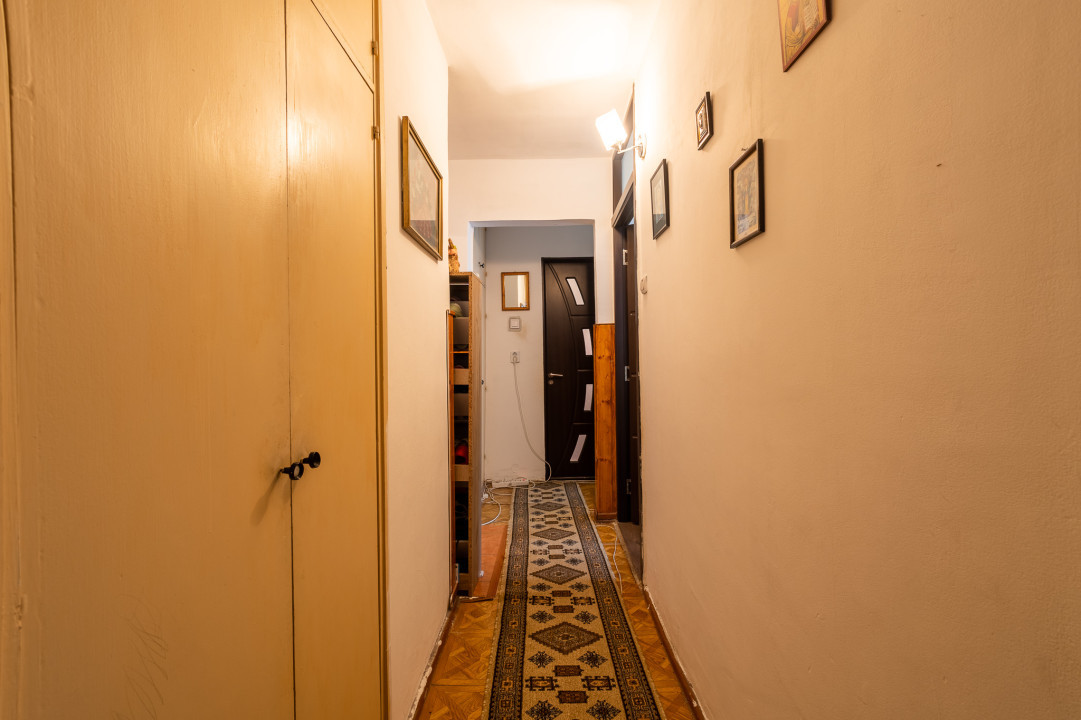 Apartament 4 camere, 2 balcoane, Etaj intermediar - Strada Carpatilor