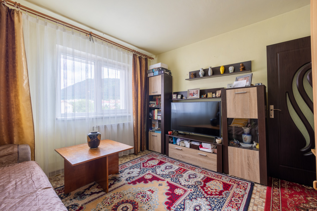 Apartament 4 camere, 2 balcoane, Etaj intermediar - Strada Carpatilor