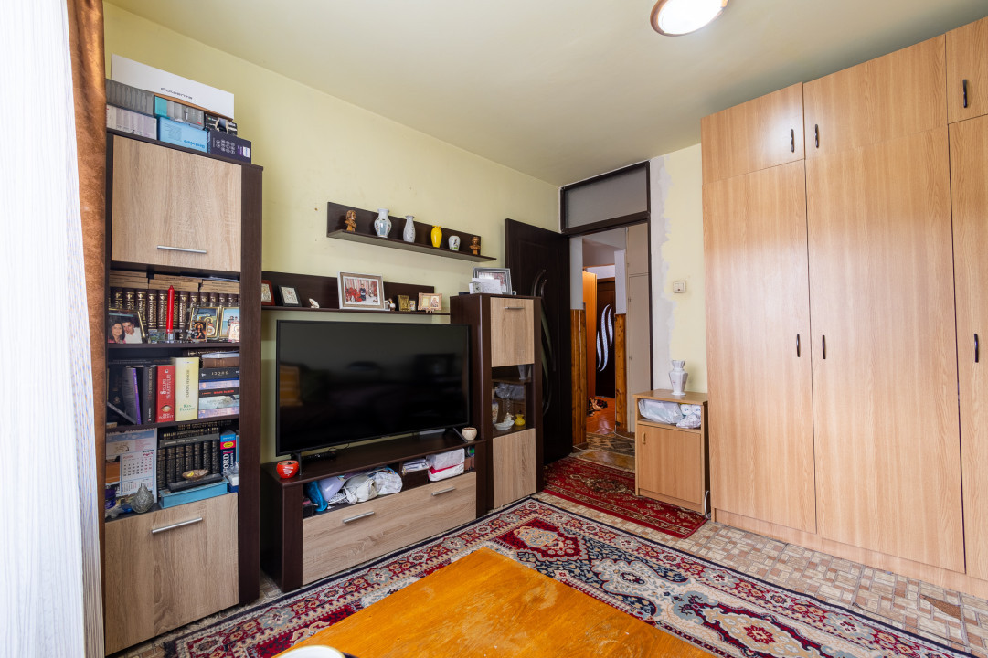 Apartament 4 camere, 2 balcoane, Etaj intermediar - Strada Carpatilor