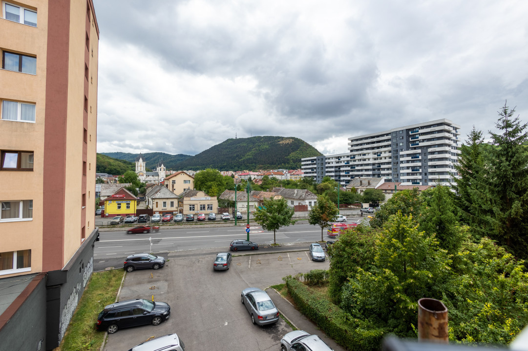 Apartament 4 camere, 2 balcoane, Etaj intermediar - Strada Carpatilor