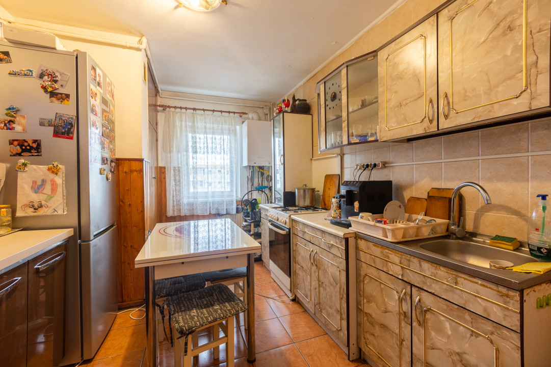 Apartament 4 camere, 2 balcoane, Etaj intermediar - Strada Carpatilor