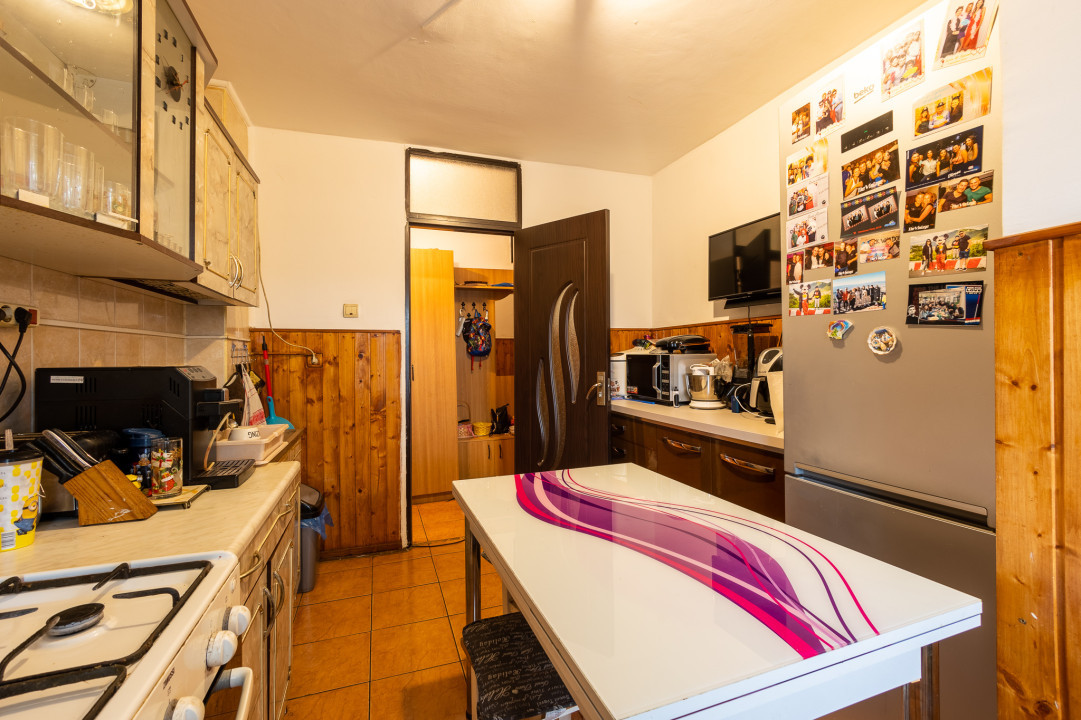 Apartament 4 camere, 2 balcoane, Etaj intermediar - Strada Carpatilor