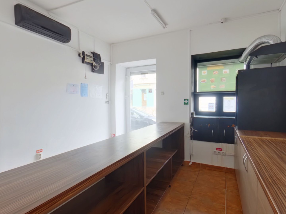 De inchiriat - Spatiu comercial-intrare din strada-str Lunga